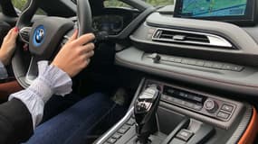 Le bouton pour décapoter se trouve près du rétroviseur central. La planche de bord reprend les éléments classiques des habitacles actuels de BMW.