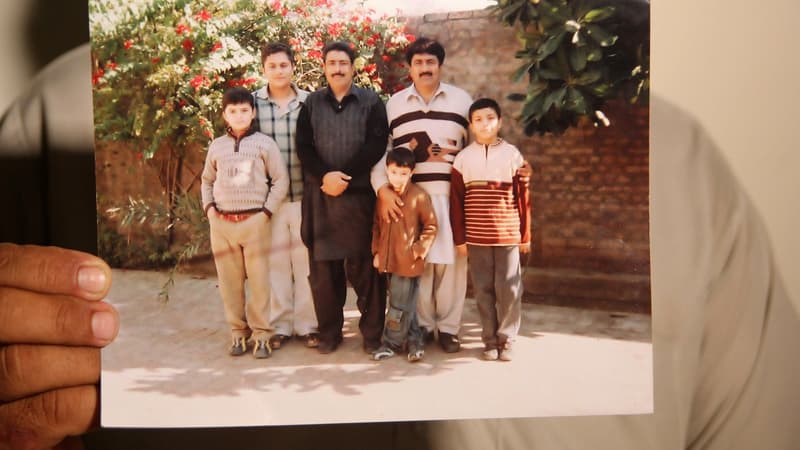 Shakil Afridi (à droite) avec son frère Jamil (au centre).