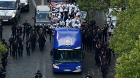 Le bus des Bleus lors de la descente des Champs-Elysées après la victoire à la Coupe du monde. Alexandre Benalla est à Côté du chauffeur et la Coupe encore dans les mains de Varane. 
