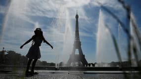 Une jeune fille se rafraîchit sous la fontaine du Trocadéro à Paris, le 16 juin 2022