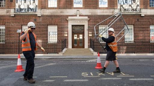 Des ouvriers installent des barrières devant l'hôpital St Mary de Londres, où Kate, l'épouse du prince William, doit accoucher bientôt de son deuxième enfant, le 16 avril 2015