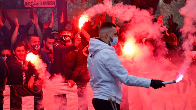 PSG-Manchester City: fumigènes et cris, les supporters mettent l'ambiance devant l'hôtel des joueurs