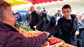 Manuel Valls sur le marché à Rennes, 28 février 2015.