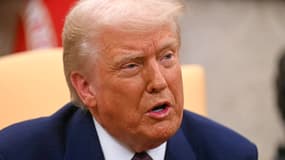 Le président américain Donald Trump dans le bureau ovale de la Maison Blanche à Washington, DC, le 13 février 2025.