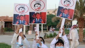 Des enfants tiennent des pancartes anti-Macron au Koweït