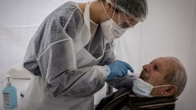 Un patient soumis à un test de dépistage du Covid-19