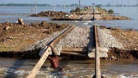 Voie ferrée inondée à Sultan Kot, dans la province pakistanaise du Sindh. Des centaines de villages sont toujours isolés par les rivières en crue, qui ont coupé de nombreuses routes et ponts et seule une petite partie des six millions de Pakistanais manqu