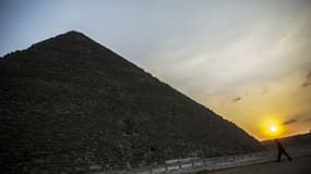 L'une des trois plus grandes pyramides d'Égypte, celle de Khéops, sur la nécropole de Gizeh, au Caire