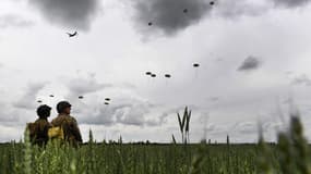 Des parachutistes britanniques au-dessus de Sannerville, Calvados, le 5 juin 2024 