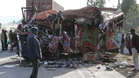 Un bus est entré en collision avec un camion, le 31 décembre 2017 près de Nahuru au Kenya. 