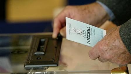 L'UMP souhaite un vote majoritaire à deux tours et sans triangulaire pour l'élection des futurs conseillers territoriaux et va réfléchir à une éventuelle extension de ce mode de scrutin aux autres élections, annonce son porte-parole, Frédéric Lefebvre. /P