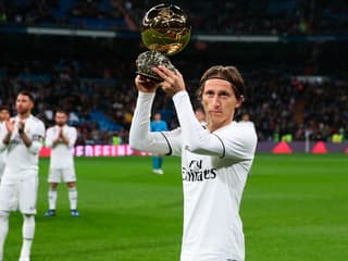 Luka Modric avec son Ballon d'or, au Santiago-Bernabéu le 15 décembre 2018