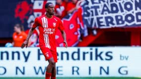 Joshua Brenet contrôle le ballon contre le Sparta Rotterdam, le 11 juin 2023