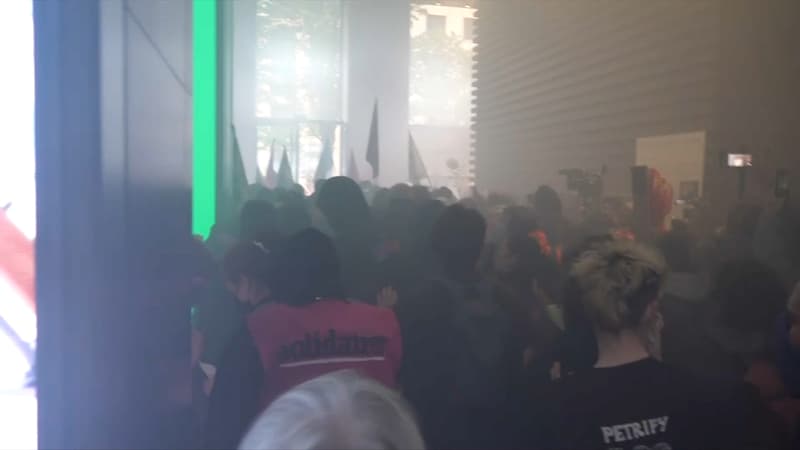 Des manifestants s'introduisent au sein du siège de LVMH sur l'avenue Montaigne