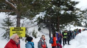 Des professionnels de la montagne en "cordée solidaire" pour revendiquer leur devoir d’assistance à personne en danger à Névache, dans les Alpes françaises, le 17 décembre 2017