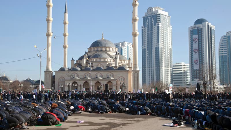 Des musulmans prient, à Grozny, en Tchétchénie, ce lundi, en marge d'une manifestation contre les caricatures de Charlie Hebdo.