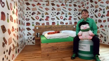 Le boucher Claus Boebel, dans une chambre de son Wursthotel