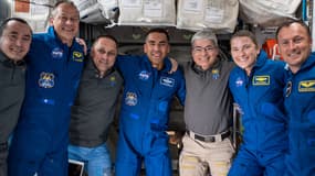 Les astronautes Piotr Doubrov, Thomas Marshburn, Anton Chkaplerov, Raja CHari, Mark Vande Hei, Kayla Barron et Matthias Maurer à bord de la Station spatiale internationale, le 12 novembre 2021.