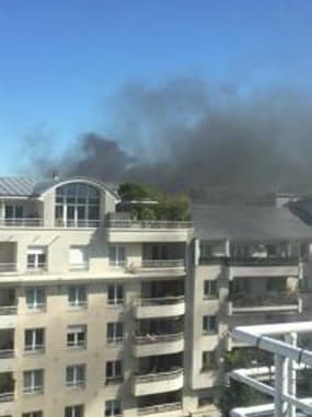 Un immeuble d'habitation en feu à Courbevoie - Témoins BFMTV