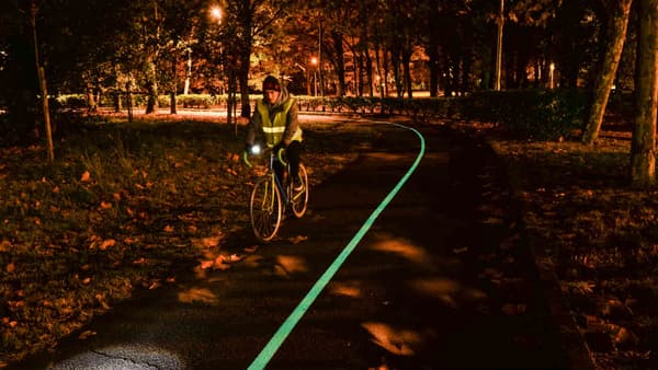Cette bande lumineuse court sur deux kilomètres de piste cyclable.