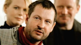 Le réalisateur Lars von Trier, entouré des acteurs de "Dogville", Nicole Kidman et Stellan Skarsgard, lors d'une conférence de presse le 31 janvier 2002 à Trollhättan, en Suède, où a été tourné le film