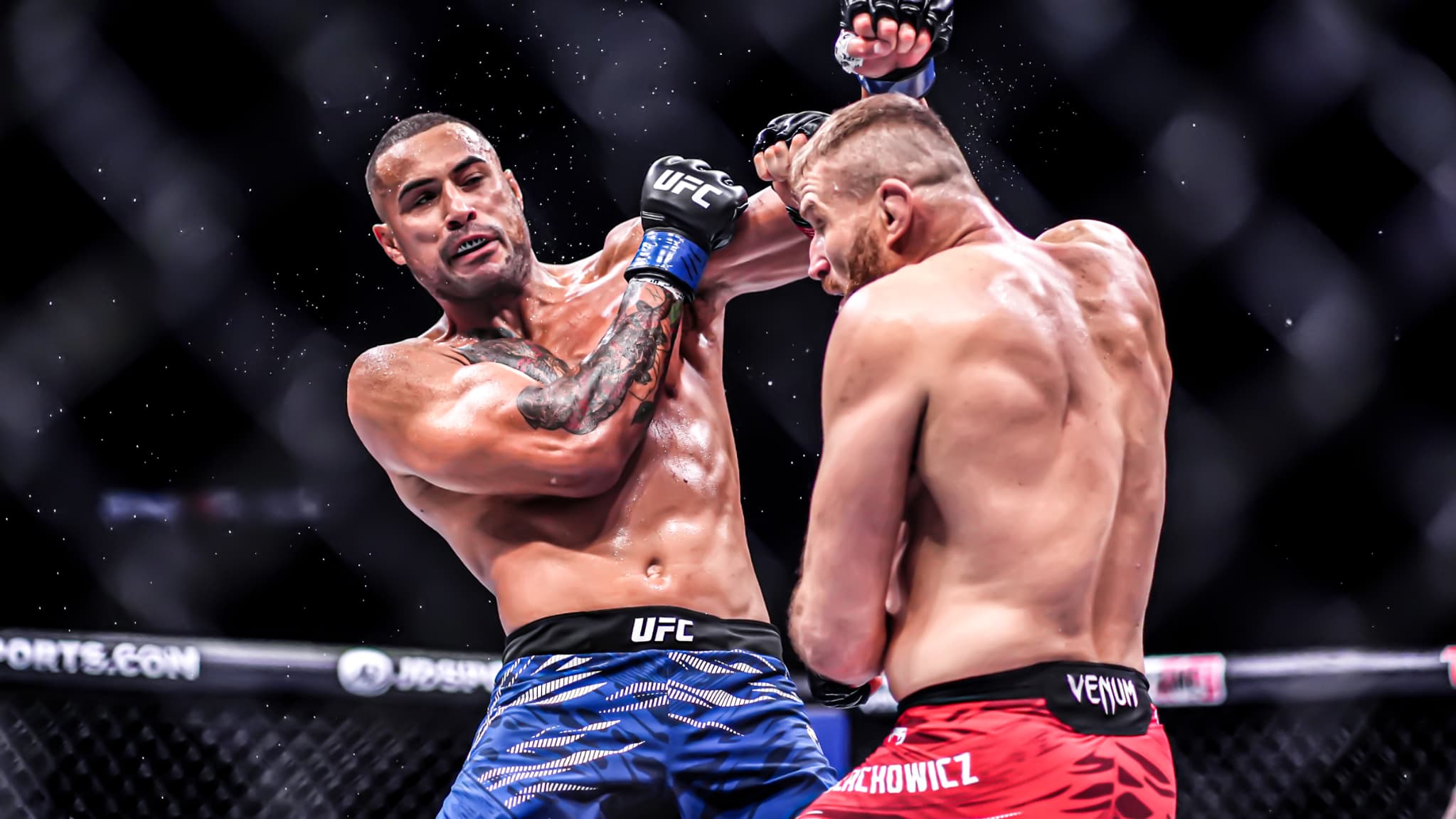 Carlos Ulberg aux prises avec l'ancien champion des -93kg Jan Blachowicz, en mars 2025.
