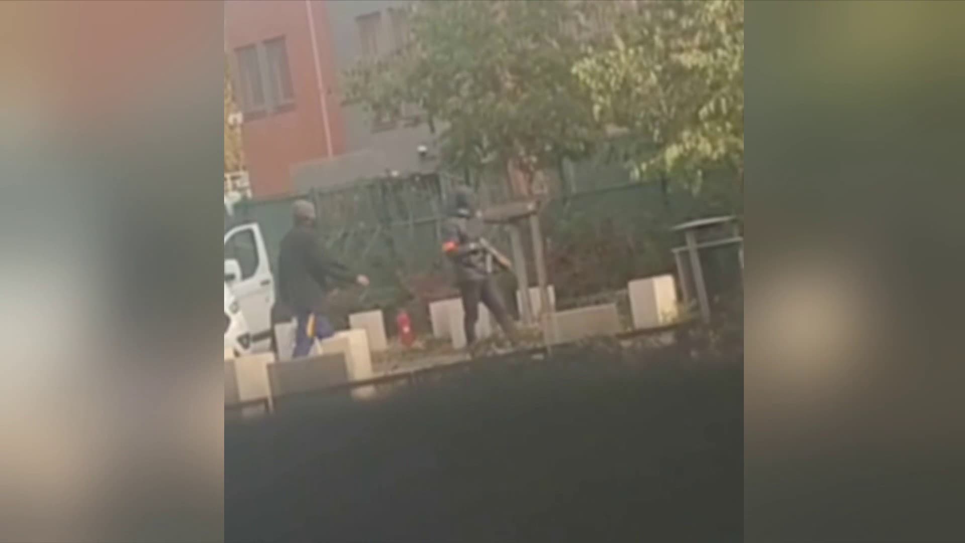 Capture d'une vidéo prise par un témoin présent lors du cambriolage d'une raffinerie d'or dans le 7e arrondissement de Lyon, le 30 octobre 2025. 