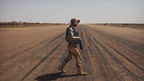 Militaire français sur une base de l'armée de l'air malienne à Gao. Un caporal de l'armée française est mort dans les combats contre les rebelles islamistes dans le nord du Mali. Il s'agit du cinquième militaire français tué au Mali depuis le début de l'o