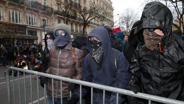 Des émeutiers masqués peu avant les affrontements avec la police, dimanche. Des émeutiers masqués peu avant les affrontements avec la police, dimanche.