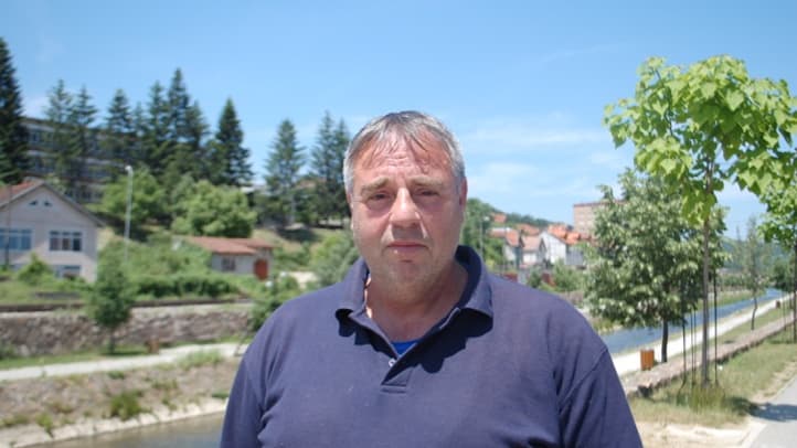 Une voix de l'islam traidtionnel et tolérant: l'imam éconduit Musli Vërbani, à 100 mètres de la mosquée de Kaçanik où il ne s'aventure plus. Une voix de l'islam traidtionnel et tolérant: l'imam éconduit Musli Vërbani, à 100 mètres de la mosquée de Kaçanik où il ne s'aventure plus.