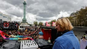 La DJ et productrice La Fessée mixe devant les participants de la 25e Techno Parade place de la Bastille à Paris, le 23 septembre 2023
