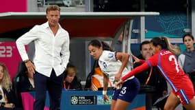 Hervé Renard regarde Selma Bacha lors de Panama-France au Mondial, le 1er août 2023