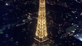 La Tour Eiffel et ses environs ont été évacués mardi soir à Paris après une alerte à la bombe, a-t-on appris de source policière  /Photo d'archives/REUTERS/HO/Patrice Georg
