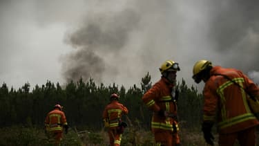 Des pompiers sur le site d'un incendie près de Saint-Magne, le 11 août 2022 en Gironde