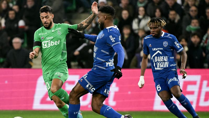 Duel entre Bouanga et Salmier lors de Saint-Etienne - Troyes le 18 mars 2022