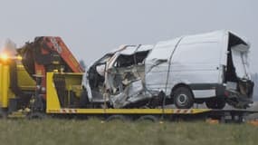 Un minibus venant de Suisse a percuté dans la nuit de jeudi à vendredi 25 mars un poids lourd dans l'Allier, sur la route nationale 79 à hauteur de Montbeugny près de Moulins, tuant ses 12 passagers.