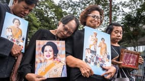 Des Thaïlandais portent des portraits de la reine Sirikit au lendemain de sa mort, le 25 octobre à Bangkok.