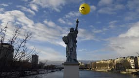 Un ballon à l'effigie d'Edward Snowden au-dessus de la réplique de la statue de la liberté à Paris 