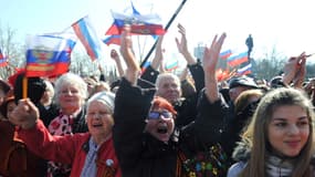 Des Ukrainiens à Sébastopol réagissent avec joie à l'annonce du rattachement de la Crimée à la Russie.