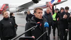 Emmanuel Macron (au centre) s'adresse aux journalistes aux côtés de la Première ministre danoise Mette Frederiksen (à gauche) à son arrivée à l'aéroport de Nuuk, au Groenland, le 15 juin 2025. 