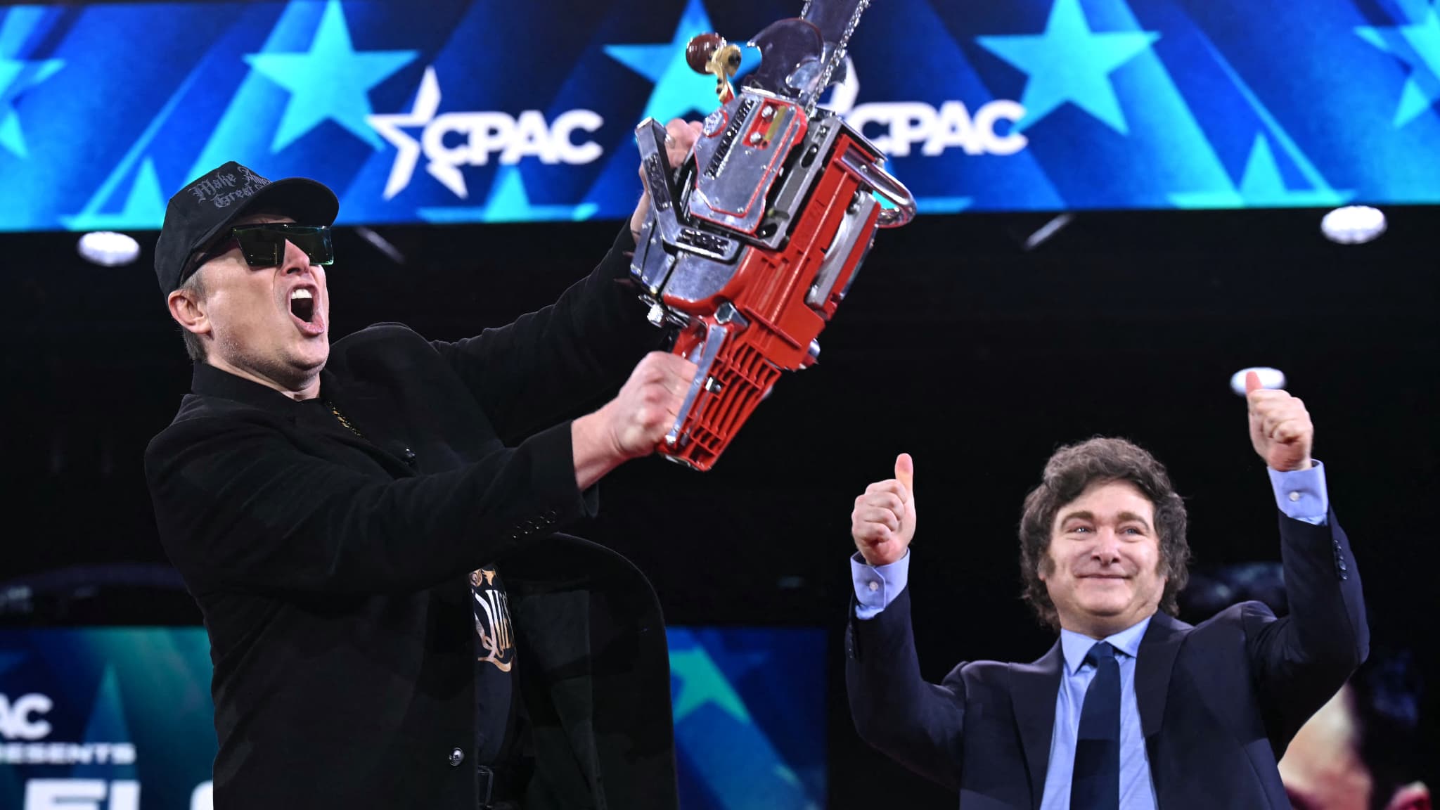 Elon Musk une tronçonneuse à la main à la convention des conservateurs CPAC.