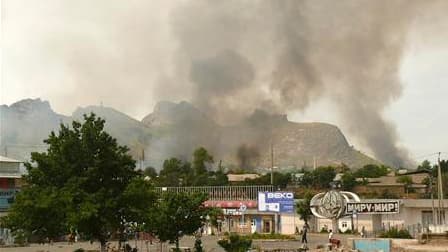 Colonne de fumée au-dessus d'un quartier résidentiel d'Och. Les affrontements ethniques entre Kirghizes et Ouzbeks dans la ville kirghize ont fait au moins 97 morts ces trois derniers jours et se sont intensifiés dimanche. /Photo prise le 12 juin 2010/REU