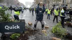 Des manifestants sur les Champs-Elysées, le 24 novembre 2018.