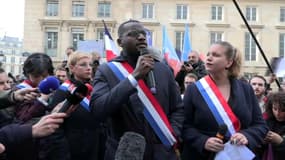 Le député LFI Carlos Martens Bilongo lors du rassemblement de soutient organisé par La France insoumise après des propos racistes proférés par un député RN à l'Assemblée.