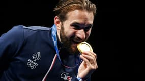 La joie de l'épéiste français Romain Cannone, champion olympique après sa victoire en finale, 15 touches à 10 face au Hongrois Gergely Siklosi, aux Jeux Olympiques de Tokyo 2020, le 25 juillet 2021