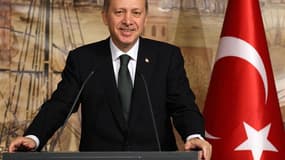 Recep Tayyip Erdogan a de nouveau pris pour cible la France en invitant samedi Paris à revisiter son histoire coloniale plutôt que le passé ottoman de la Turquie. Cette attaque du Premier ministre turc intervient à cinq jours de l'examen par les députés f