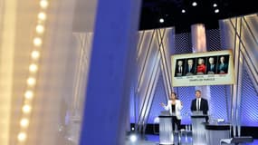 Les journalistes Léa Salamé (g) et Laurent Guimier lors du débat entre les candidats LR à l'investiture à la présidentielle de 2022, à Paris le 30 novembre 2021