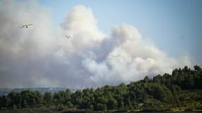 Des Canadair se dirigent vers un incendie près de Sigean, dans l'Aude, le 26 juillet 2025