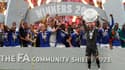 Leicester qui soulève le trophée du Community Shield, à Wembley le 7 août 2021
