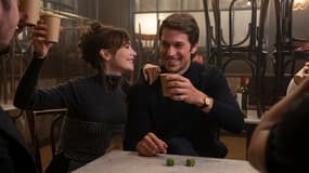 Emily (Lily Collins) et Gabriel (Lucas Bravo) au Bouillon Chartier à Paris, dans la saison 4 d'"Emily in Paris".
